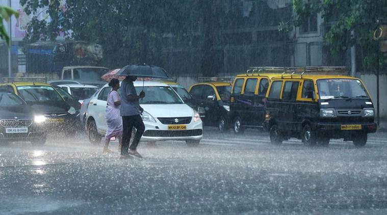 भारी बारिश से पानी-पानी हुई मुंबई, दफ्तर किए गए बंद, दो दिनों के लिए रेड अलर्ट जारी